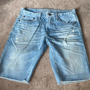 Distressed men’s jeans shorts
